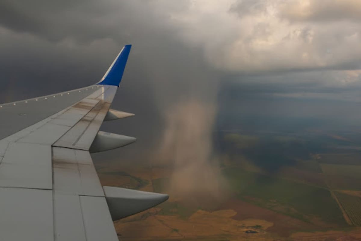 Como funciona o avião que faz chover?