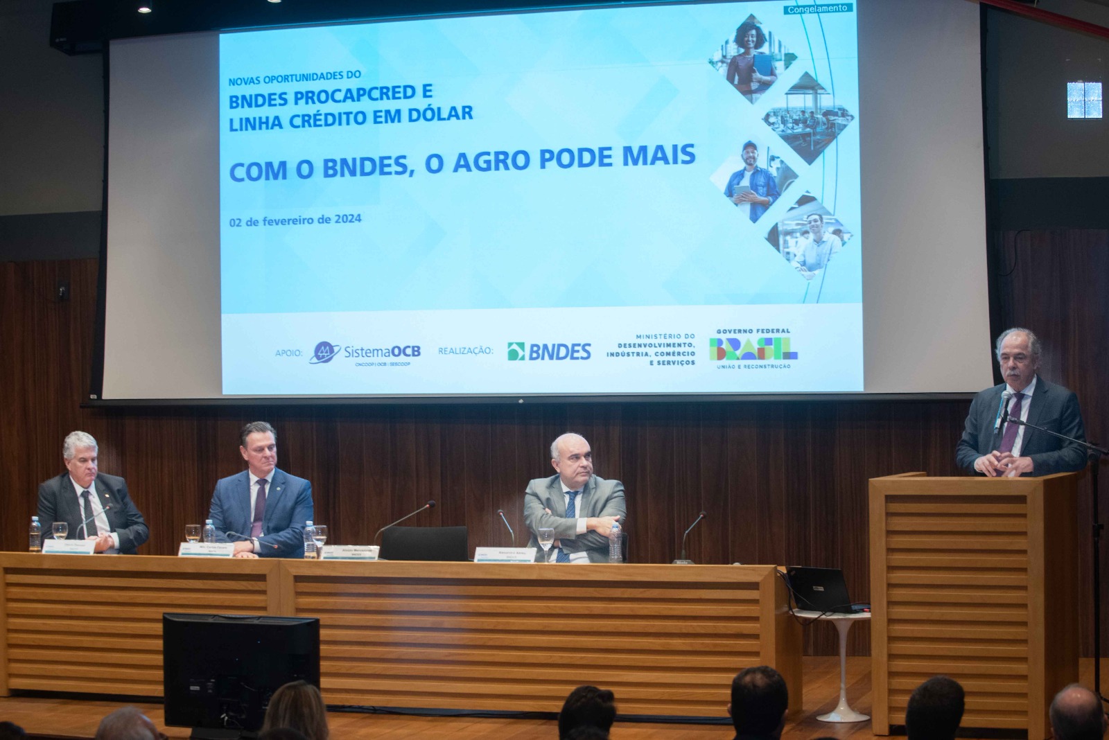 Diretor do Banco Central Otávio Damaso, Ministro da Agricultura Carlos Fávaro, presidente do BNDES Aloizio Mercadante e diretor para MPMEs Alexandre Abreu - Foto: Andre Telles / BNDES