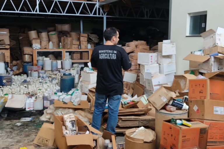 Ministério da Agricultura apreende 20 toneladas de agrotóxicos falsificados, além de materiais para fabricação irregular