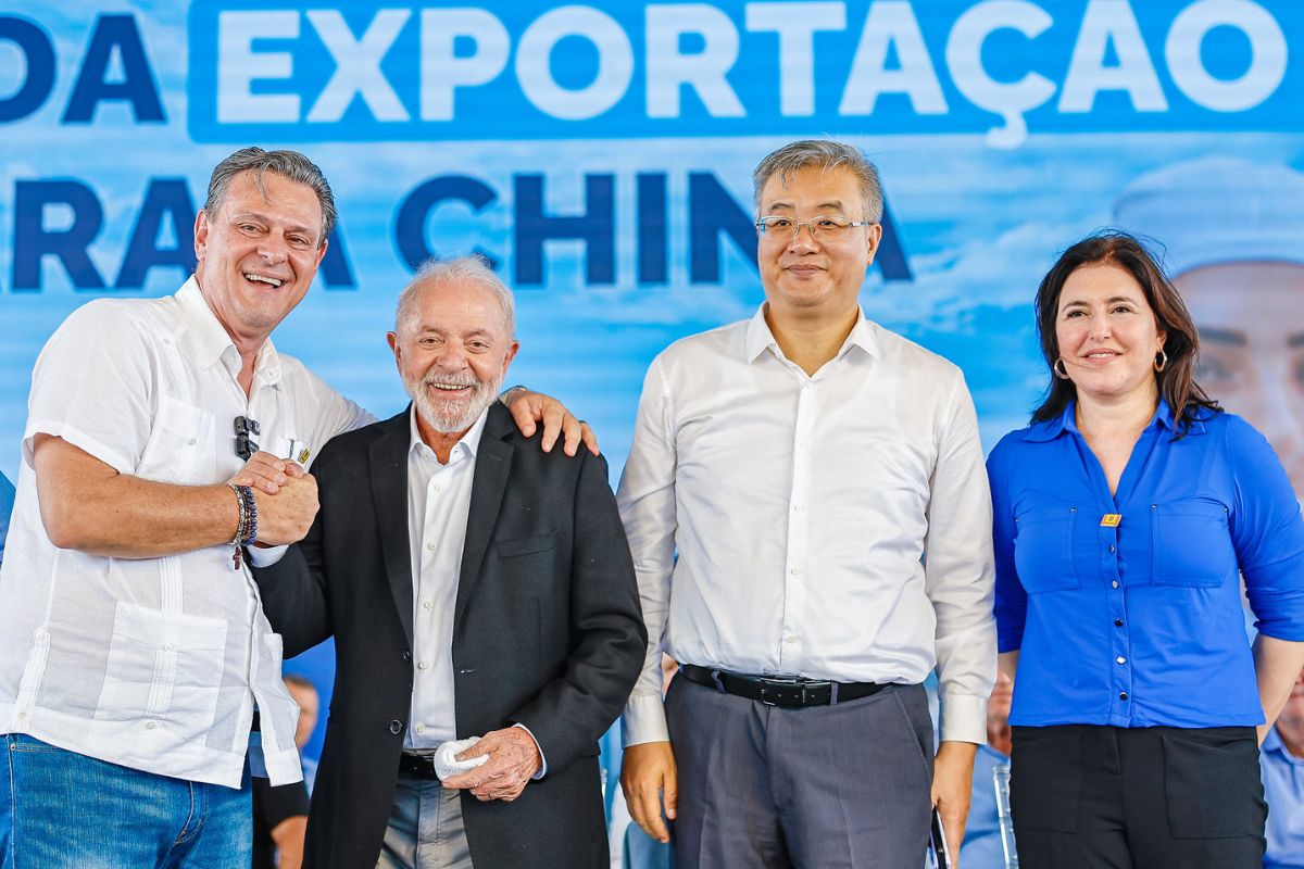 Da esquerda para direita: Carlos Fávaro, Lula, Zhu Qingqiao (embaixador chinês no Brasil) e Simone Tebet. Foto: Ricardo Stuckert / PR