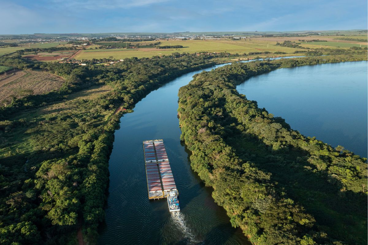 Rios como Tocantins, Tietê-Paraná, Tapajós e Madeira são estratégicos para o escoamento da safra agrícola. | Foto: Adobe Stock