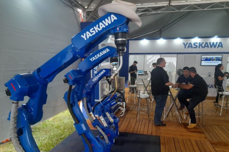 Robôs da Agrishow fazem soldagens, pinturas, aplicam herbicidas e servem café e chopp