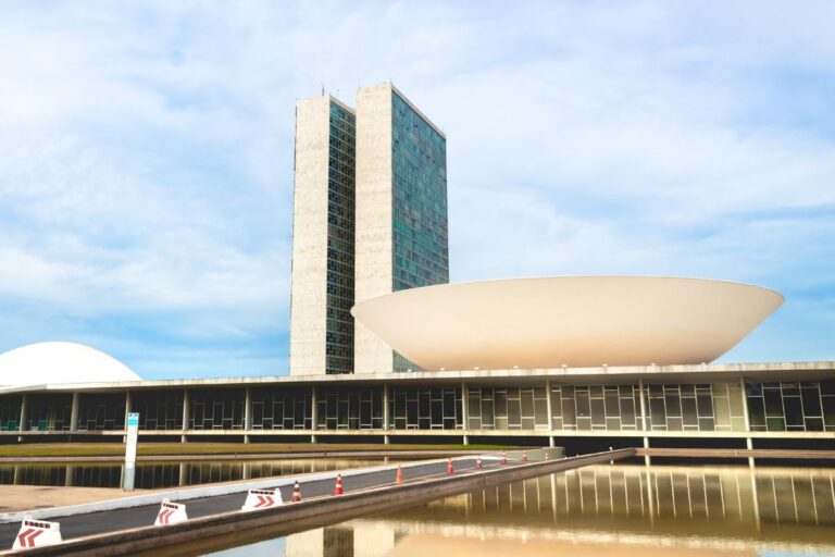 Deputados pressionam CCJC para votar projetos que combatem invasões de terras