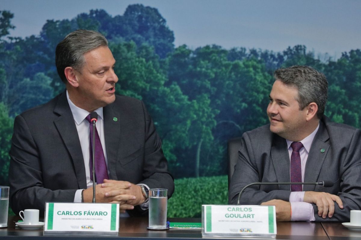 Ministro da Agricultura, Carlos Fávaro e secretário de Defesa Agropecuária do Mapa, Carlos Goulart, apresentam nova ferramenta. Foto: Mapa/Divulgação.