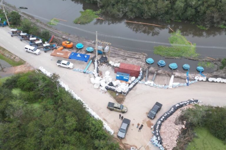 Produtores de arroz do RS drenam água de inundações com bombas de irrigação