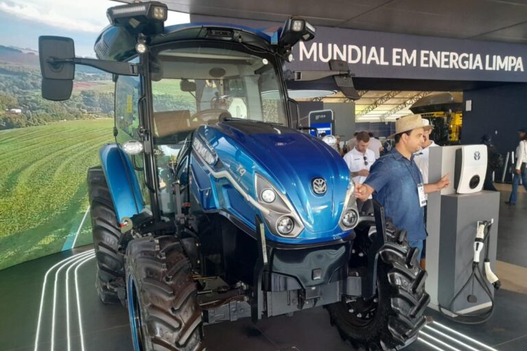 New Holland lança na Agrishow o primeiro trator comercial 100% elétrico do mundo