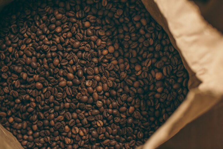 Colheita lenta e oferta restrita impulsionam alta nos preços do café 