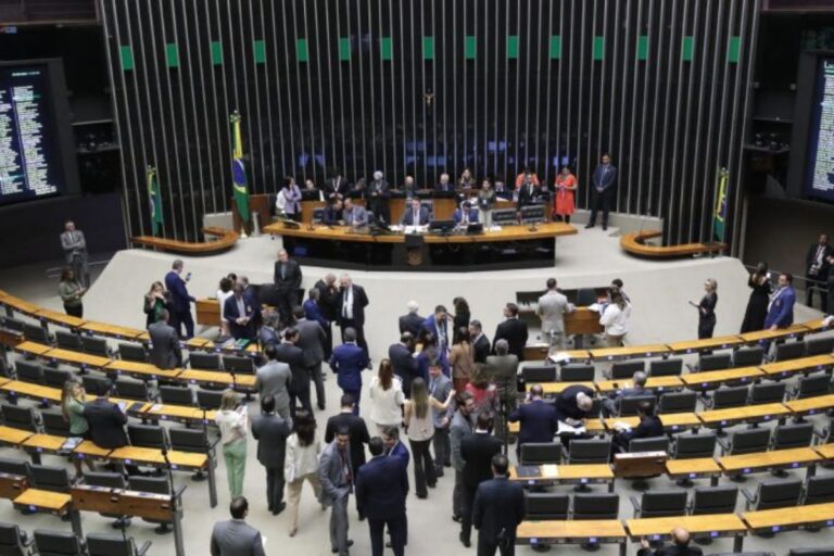 Vetos de Lula que tratam de pesticidas e regularização fundiária são derrubados