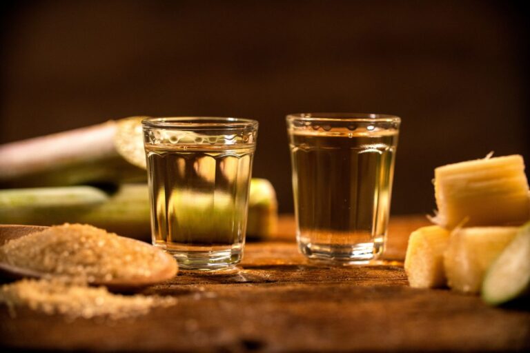 Brasil produz mais de 225 milhões de litros de cachaça em 2023