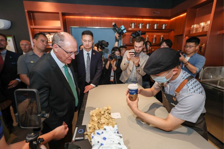 Brasil assina acordo com maior rede de cafeteria da China 