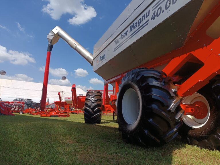Vendas de máquinas agrícolas caem 18,5% em abril, diz Fenabrave