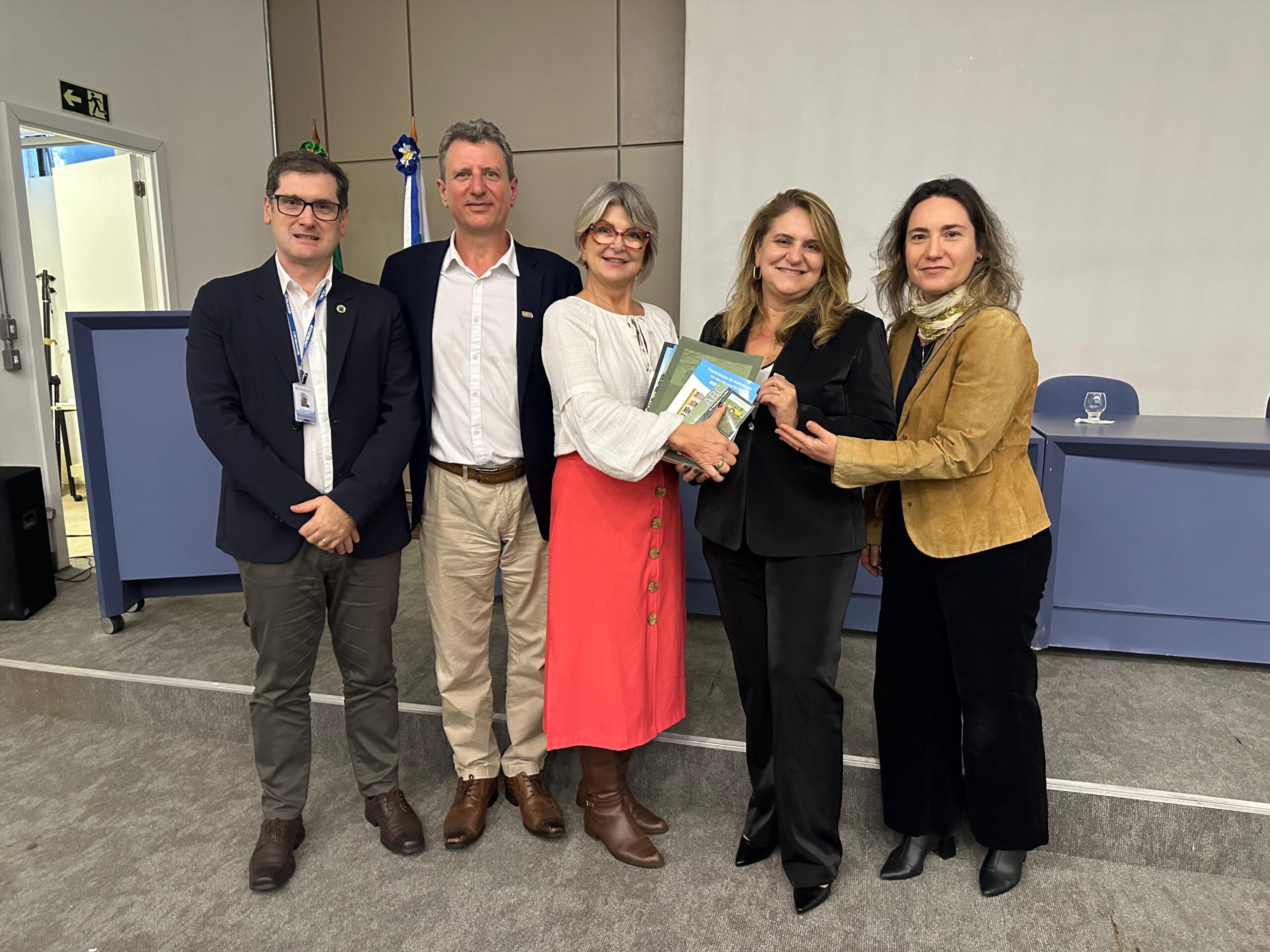 Da esquerda para a direita: diretor-técnico da Emater/RS, Claudinei Baldissera; diretor de pesquisa e inovação da Embrapa, Clenio Pillon; presidente da Emater/RS, Mara Saalfeld; presidente da Embrapa, Silvia Massruhá e diretora de negócios da Embrapa, Ana Euler | Foto: Embrapa/Divulgação