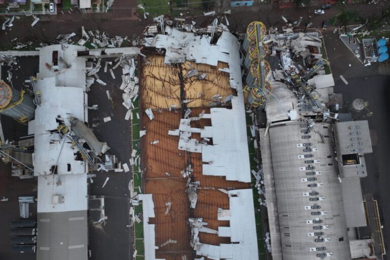 Cooperativa agrícola gaúcha é destruída por microexplosão 