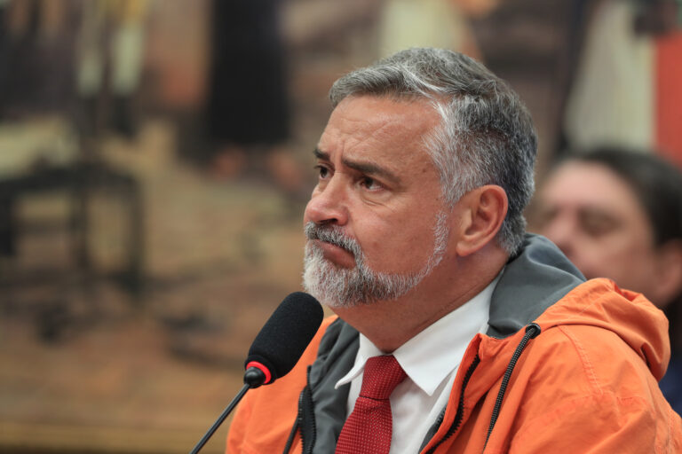 Após Paulo Pimenta não comparecer à Câmara dos Deputados, comissão protocola convocação de ministro