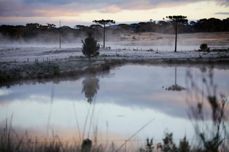 Frente fria derruba termômetros no Sul e Sudeste, enquanto Centro-Oeste deve manter as altas temperaturas