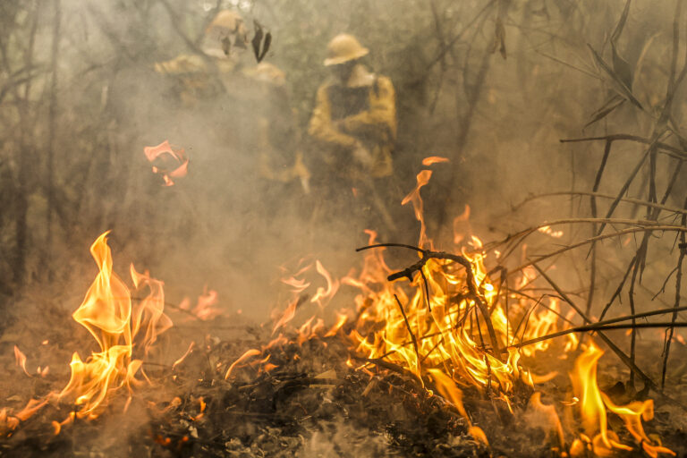 Tempo segue seco em grande parte do país e La Niña ‘atrasada’ frustra combate a incêndios