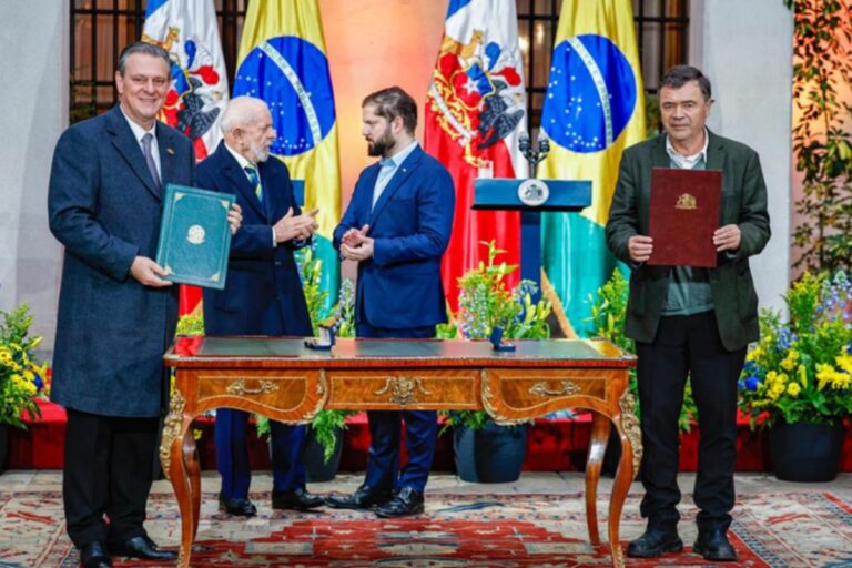 Ministro da Agricultura firma memorandos com Chile