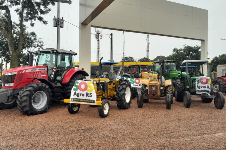Tratoraço reúne cerca de 3 mil agricultores no RS para cobrar medidas do governo federal
