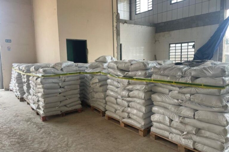 Mapa fecha fábrica clandestina e apreende 52 toneladas de fertilizantes