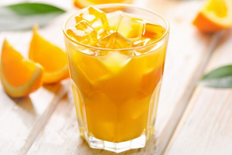 Exportações de suco de laranja caem 26% e receita cresce 43%