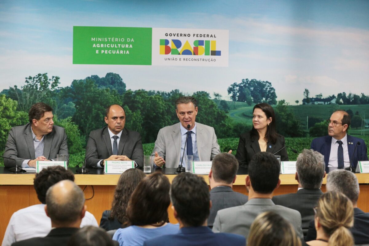 Ministro Carlos Fávaro durante anúncio de mudança de status do Inmet para secretaria. Foto: Mapa/Divulgação