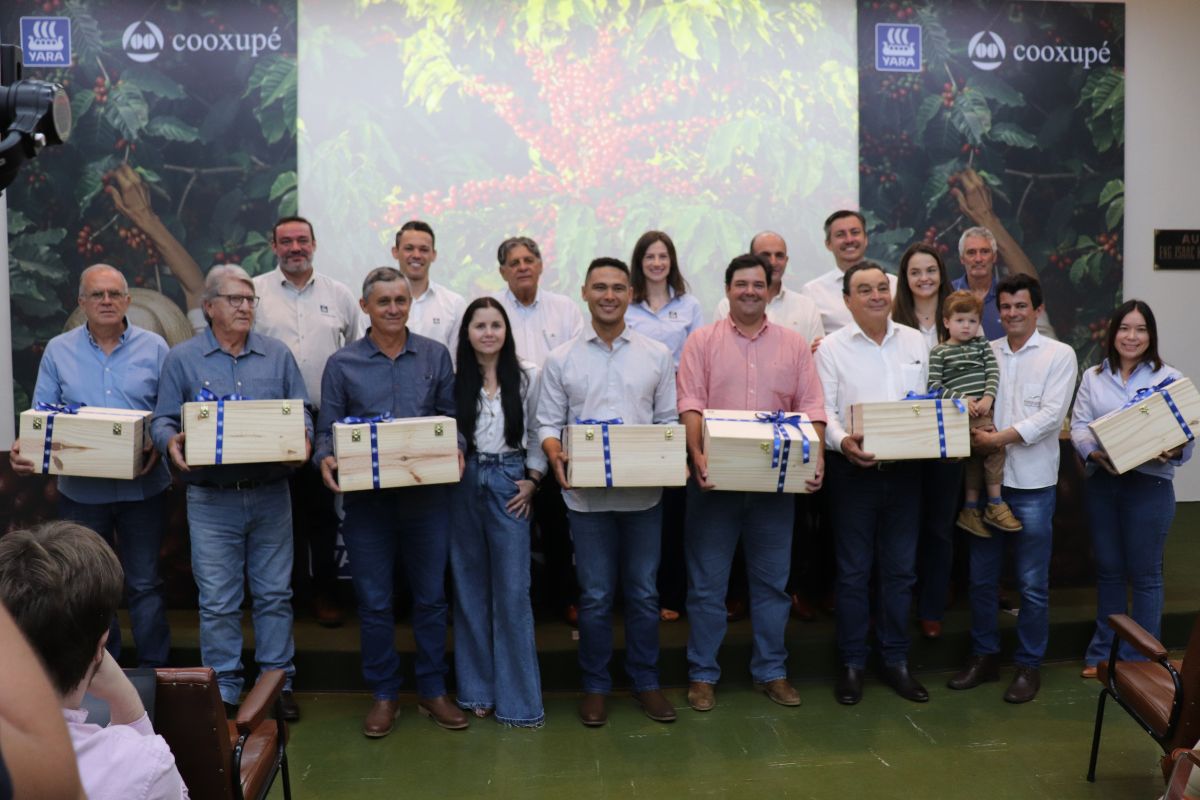 Cafeicultores da Cooxupé durante evento de entrega do primeiro lote do fertilizante lower carbon da Yara | Foto: Divulgação 