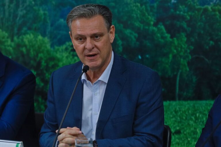 Fávaro: “Quem ofender produtos brasileiros terá resposta à altura”, afirma ministro