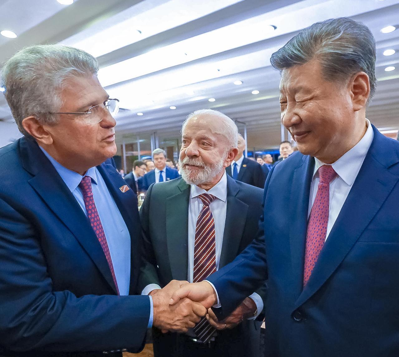 Presidente da Abrafrutas, Guilherme Coelho, com presidente chinês durante jantar. Foto: Arquivo Pessoal/Guilherme Coelho