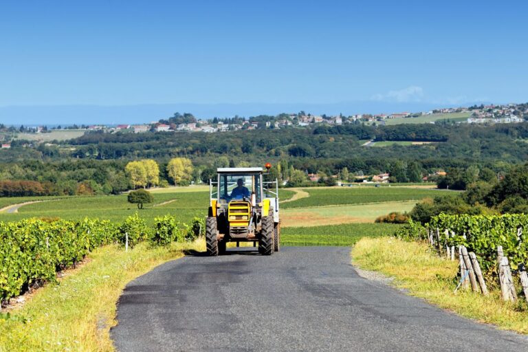 Contran regulamenta circulação de tratores agrícolas em rodovias