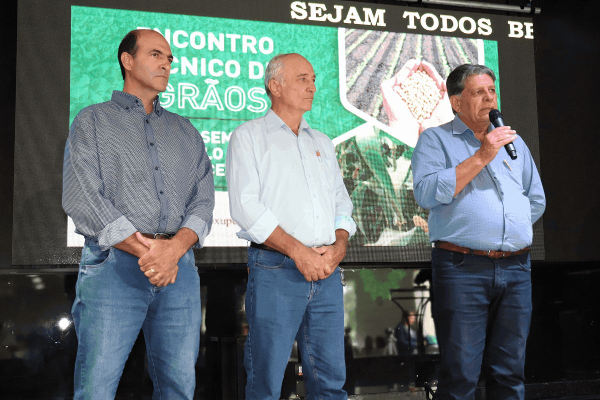 Foto: (da esquerda para direta) vice-presidente da Cooxupé, Osvaldo Bachião Filho; o fundador da Agrobom, Mário Nelson Castelli; e o presidente da Cooxupé, Carlos Augusto Rodrigues de Melo