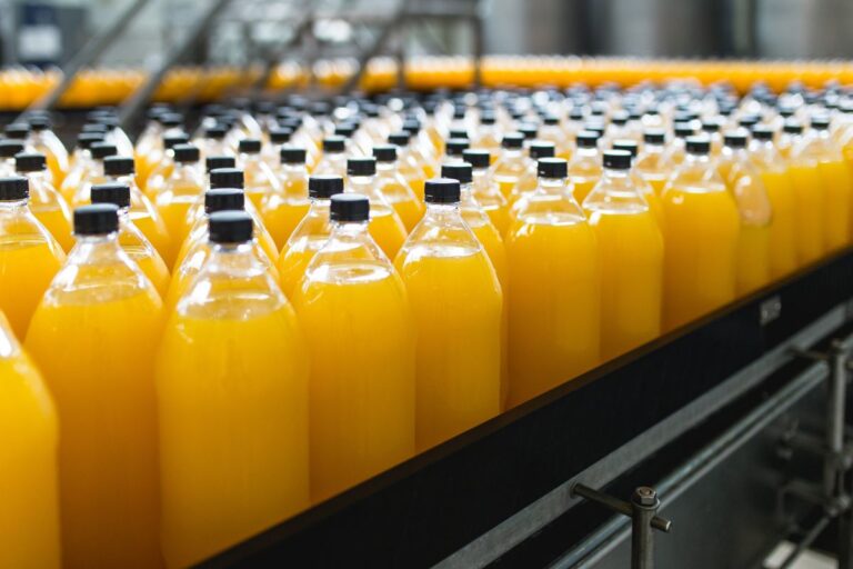 Em seis meses da safra 2024/2025, exportações de suco de laranja caíram em volume e tiveram alta na receita