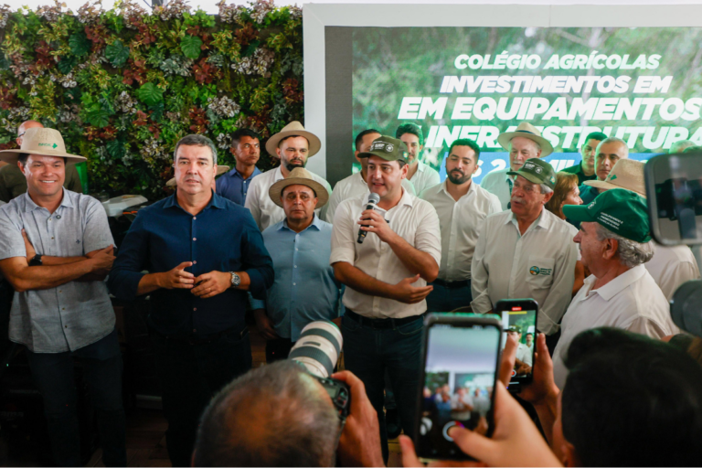 Ratinho Junior visita Show Rural e anuncia R$ 81 milhões para pavimentação até a Ferroeste