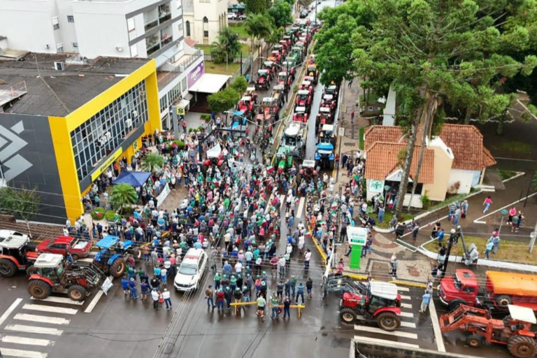 Protesto pede medidas para salvar agricultores dos impactos do clima no Rio Grande do Sul
