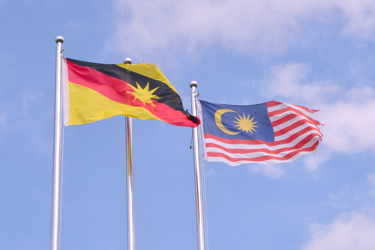 Bandeiras do estado de Sarawak e da Malásia. Foto: Adobe Stock