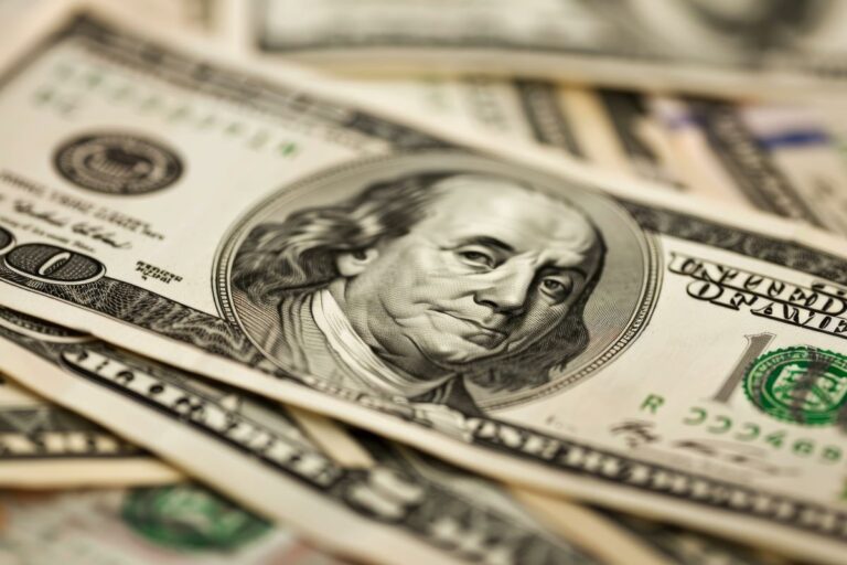 Dólar despenca 2,71% e fecha em R$ 5,75 após o Carnaval