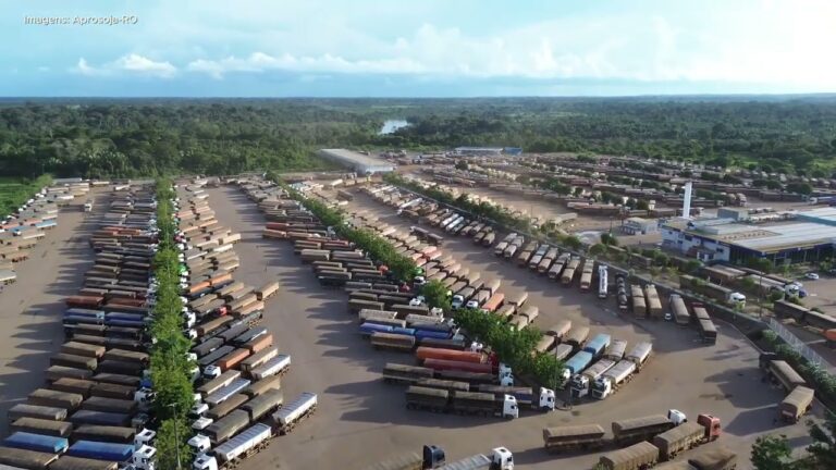  Fila de 1,2 mil caminhões em Porto Velho atrasa escoamento da soja
