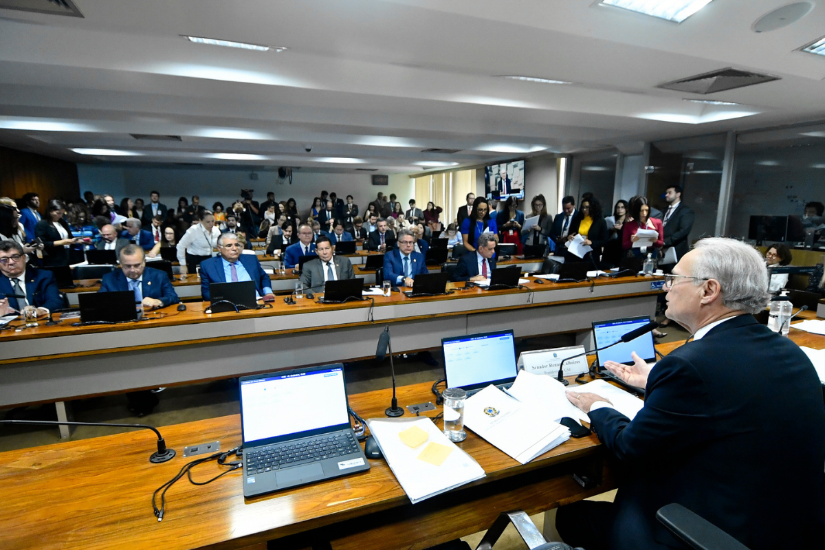 À mesa, presidente da CAE, senador Renan Calheiros (MDB-AL), conduz sessão. Foto: Geraldo Magela/Agência Senado