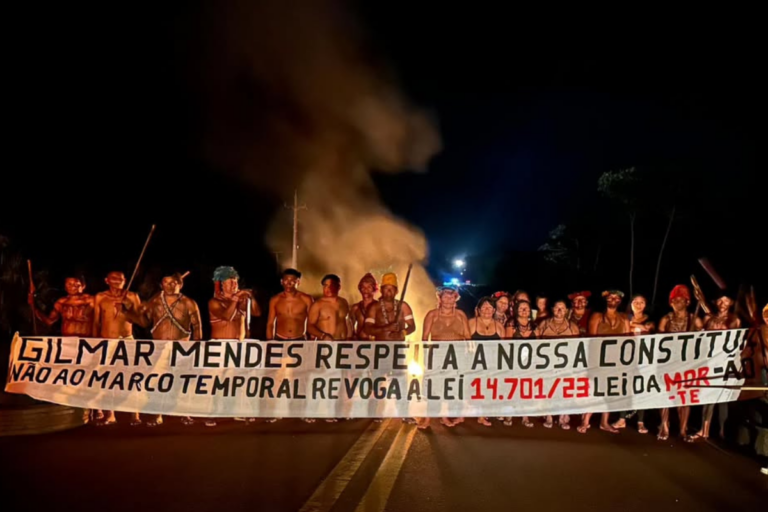 Indígenas bloqueiam BR-163 e causam perdas de US$ 30 milhões aos exportadores, afirmam entidades