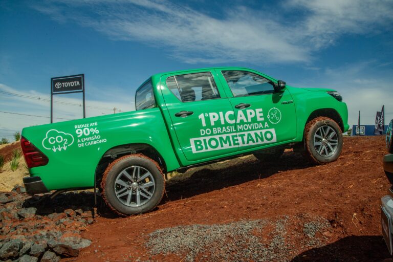 Toyota inova e apresenta a primeira picape movida a biometano no Brasil