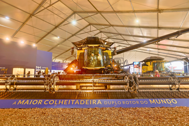 As 2 maiores colheitadeiras do mundo estão na Agrishow 2025: saiba a diferença!