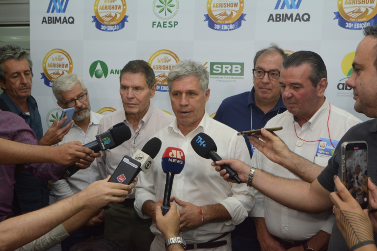 Paulo Teixeira ironiza a presença de pré-candidatos da oposição na Agrishow