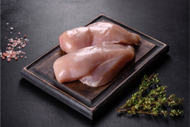 Volume de exportações de carne de frango recua em abril, mas receita cresce