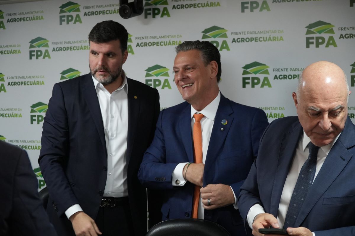 Ministro Carlos Fávaro com deputados Pedro Lupion e Arnaldo Jardim, durante reunião da FPA - Foto: FPA/Divulgação
