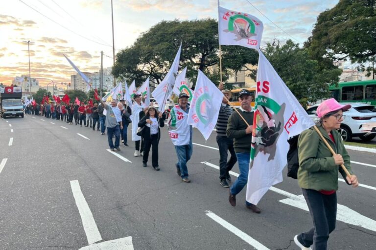 Agricultores protestam em Porto Alegre por renegociação de dívidas