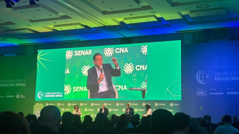Dólar pode encerrar 2025 entre R$ 5,70 e R$ 6,00, projeta economista