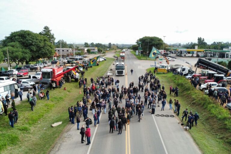 Produtores do RS bloqueiam rodovias e pressionam por securitização da dívida rural