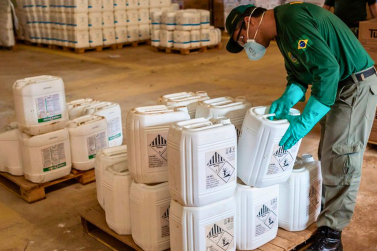 Congresso derruba veto e cria taxa de registro de agrotóxicos