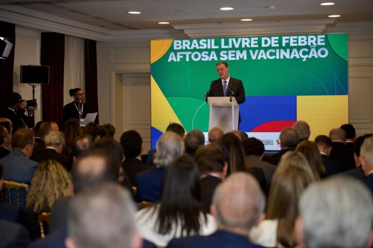Fávaro propõe discussão mundial sobre regionalização e vacinação de aves contra influenza