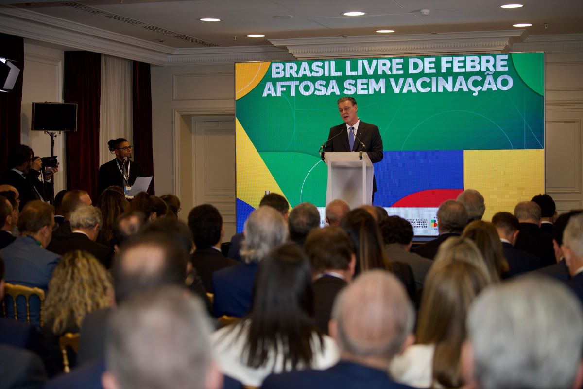 Fávaro discursa em Paris em cerimônia de entrega de certificado ao Brasil como país livre da aftosa - Caroline De Vita/Divulgação Mapa