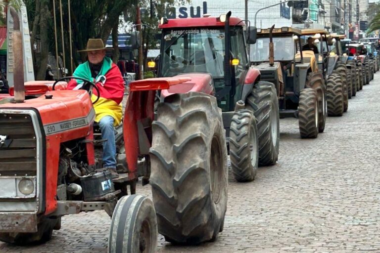 Renegociação de dívidas: produtores fazem tratoraço em Bagé (RS)